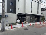 アイフラット品川戸越パークサイド 前面道路から見た建物1階店舗と上階住戸のモダンな外観