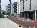 アイフラット品川戸越パークサイド 建物エントランス前の舗装工事中の様子と背後に建つ外観