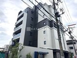 アイフラット品川戸越パークサイド モダンな外観の建物を前面道路から見た様子