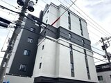 アイフラット品川戸越パークサイド 白と濃灰色のコントラストが印象的なモダンな建物外観