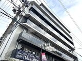 アイフラット品川戸越パークサイド 白系タイルと深い庇が特徴的な現代的な建物外観