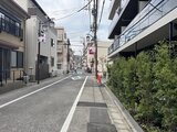 アイフラット品川戸越パークサイド 緑地帯が点在する落ち着いた街並みの前面道路の様子