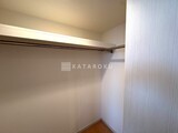 ロイヤルパークス新田 洋室のクローゼット。