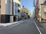 ジーグランデ森下 前面道路と外観1階。