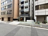 イプセ御成門 1階部分前面道路から。