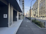 ズーム信濃町 外観と歩道写真。