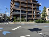 ブランシエスタ目黒中央町 前面道路から見たモダンな外観の建物