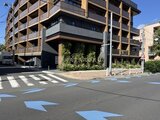 ブランシエスタ目黒中央町 前面道路から見たモダンな外観と開放的なエントランスの様子