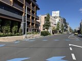 ブランシエスタ目黒中央町 前面道路から見た建物と周辺街並みの様子