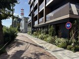 ブランシエスタ目黒中央町 建物沿いの歩道から見たモダンな外観と周辺街並み