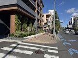 ブランシエスタ目黒中央町 前面道路から見たエントランス周りの建物外観と緑化スペース