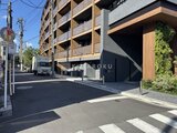 ブランシエスタ目黒中央町 前面道路から見たモダンな建物外観と車寄せの様子