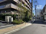 ブランシエスタ目黒中央町 緑を配置した開放的なアプローチから見た建物外観