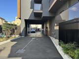 ブランシエスタ目黒中央町 車寄せを備えたモダンな建物のアプローチ