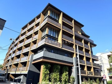 ブランシエスタ目黒中央町 明るい印象の木調パネルが特徴的な6階建てマンションの外観