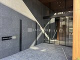 ブランシエスタ目黒中央町 モダンな建物のエントランスに差し込む陽光の様子