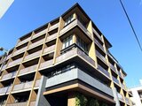 ブランシエスタ目黒中央町 木調パネルと大理石調タイルを組み合わせたモダンな建物外観