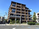 ブランシエスタ目黒中央町 前面道路から見たモダンな木調デザインの建物外観