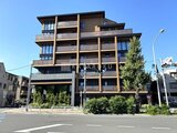 ブランシエスタ目黒中央町 前面道路から見たモダンデザインの共有建物外観