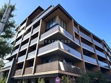 ブランシエスタ目黒中央町 晴天の下、モダンなデザインの4階建てマンション外観