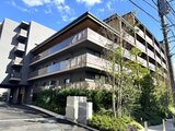 ブランシエスタ目黒中央町 緑に囲まれたモダンな外観のマンション建物