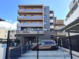 ブランシエスタ目黒中央町 駐車場から見た現代的なデザインの建物外観