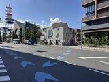 ブランシエスタ目黒中央町 交差点から見た建物周辺の開放的な街並みと前面道路の様子
