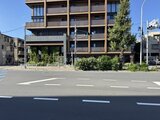 ブランシエスタ目黒中央町 前面道路から見たモダンな外観の建物