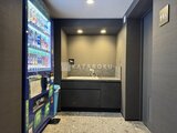ブランシエスタ目黒中央町 自動販売機と洗面台が設置された共用サニタリーエリア