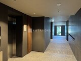 ブランシエスタ目黒中央町 エレベーターホールから奥へ続く落ち着いた印象の共用廊下