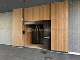 ブランシエスタ目黒中央町 木調パネルで統一された開放的なエントランス