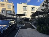 ブランシエスタ目黒中央町 緑化が施された駐輪場と駐車スペースの共用部分