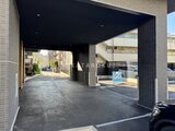ブランシエスタ目黒中央町 黒タイル張りの洗練されたエントランスから街並みが見える駐車場