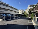 ブランシエスタ目黒中央町 屋根付き駐車場と周囲の建物が見える共用部の様子