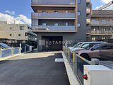 ブランシエスタ目黒中央町 駐車場から見た建物エントランスと駐車スペースの様子