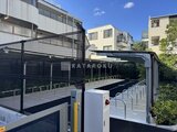 ブランシエスタ目黒中央町 自転車置き場とバイク駐輪スペースが整備された共用部