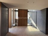 ブランシエスタ目黒中央町 モダンな建物のエントランスホール