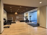 ブランシエスタ目黒中央町 木目調の床と落ち着いた照明が広がるフィットネスルーム