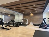 ブランシエスタ目黒中央町 木調天井と広々とした床が印象的なフィットネスジム