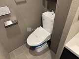 ブランシエスタ目黒中央町 温水洗浄便座付きのモダンなトイレ空間
