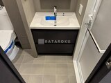 ブランシエスタ目黒中央町 黒い洗面台と白い洗面ボウルが設置された明るい洗面室