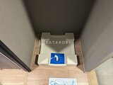 ブランシエスタ目黒中央町 トイレ室内の上から見た様子で、白い便器と落ち着いた壁色の空間