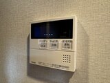 ブランシエスタ目黒中央町 壁面に取り付けられた操作パネル付きの給湯器コントロール