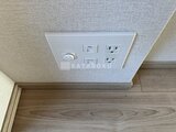 ブランシエスタ目黒中央町 天井に設置された照明スイッチとコンセント、テレビ端子の様子
