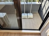 ブランシエスタ目黒中央町 バルコニーへ出入りするガラス戸と広めのベランダスペース