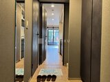 ブランシエスタ目黒中央町 玄関から居住空間へ続く廊下と奥に見えるバルコニーの様子