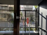 ブランシエスタ目黒中央町 バルコニーから見た採光豊かな開放的な外観と共用部の様子