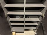 ブランシエスタ目黒中央町 収納たっぷりのシューズボックス内部、白い棚板が整然と並ぶ様子