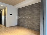 ブランシエスタ目黒中央町 木調の壁面と落ち着いた色合いが調和したリビングダイニング空間