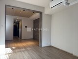 ブランシエスタ目黒中央町 木調フローリングの開放的なリビングダイニングと廊下の様子